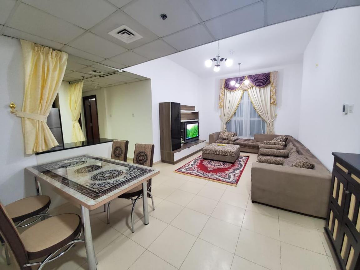 Cheap Holiday Home Ajman Esterno foto