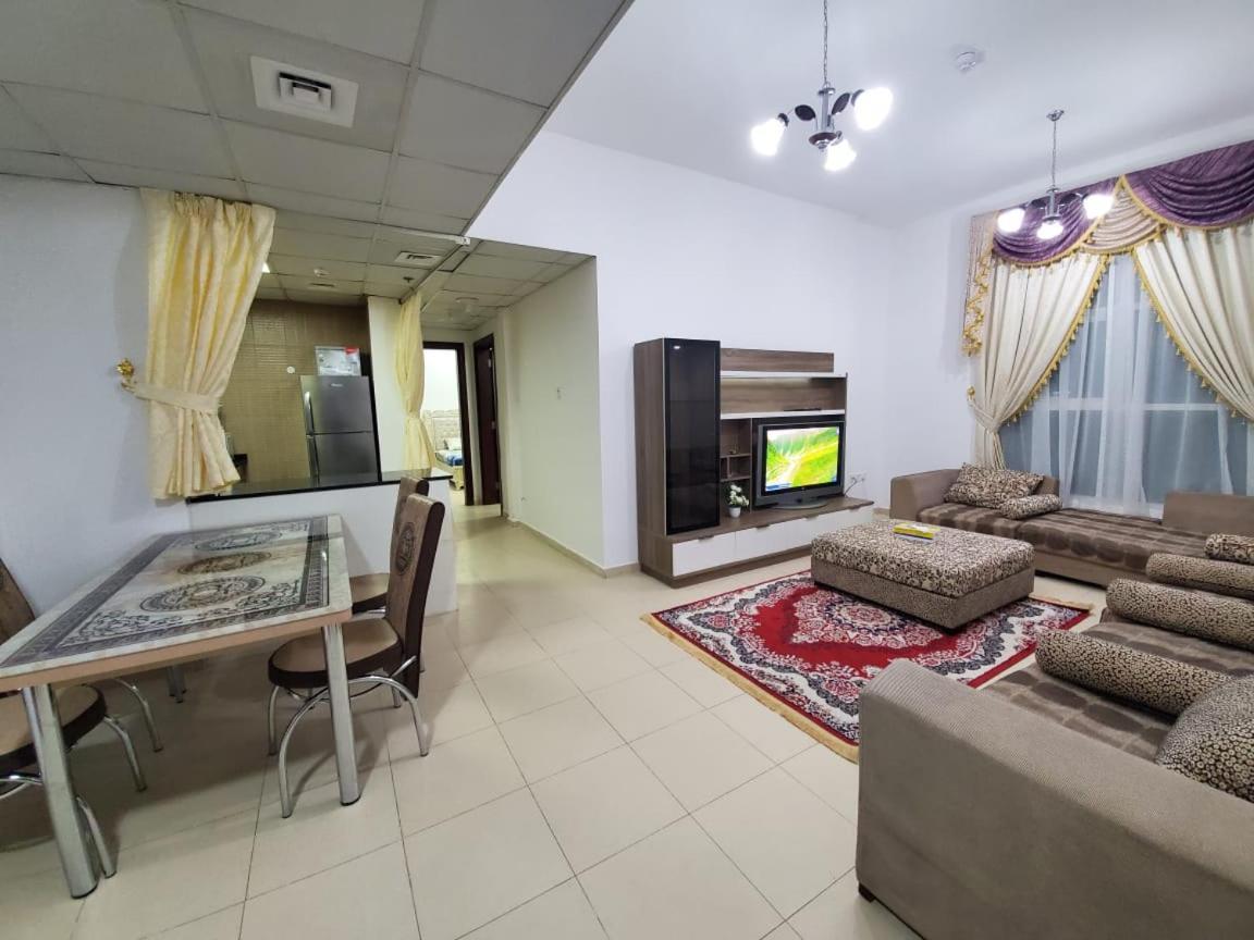 Cheap Holiday Home Ajman Esterno foto